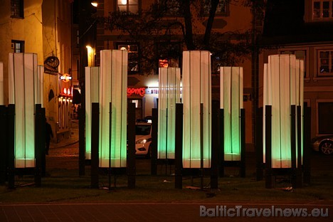 Laiks. Līvu laukums Mūsu krāsu un gaismas laiks. 12 gaismas stabi, kas simbolizē 12 stundas, 12 mēnešus, gadu, nākamās stundas, nākamos gadus... Laiks. Līvu laukums Mūsu krāsu un gaismas laiks. 12 gaismas stabi, kas simbolizē 12 stundas, 12 mēnešus, gadu, nākamās stundas, nākamos gadus... 28934