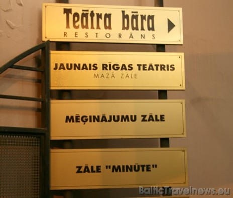Vartu rūmē ir norāde uz iekšpagalmu, kur atrodas Teātra bāra restorāns 29148