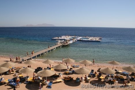 Domina Coral Bay pontons ir piemērots arī tiem, kas vēlas peldēties jūras ūdenī, bet baidās no atklātiem ūdeņiem – uz pontona ir 2 baseini Domina Coral Bay pontons ir piemērots arī tiem, kas vēlas peldēties jūras ūdenī, bet baidās no atklātiem ūdeņiem – uz pontona ir 2 baseini 29233