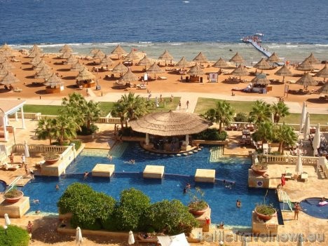 Viesnīcas, kas neatrodas jūras krastā, kompensē šo nelielo trūkumu ar veldzējošie baseiniem. Bildē viesnīca Sheraton Sharm Hotel 5 star Viesnīcas, kas neatrodas jūras krastā, kompensē šo nelielo trūkumu ar veldzējošie baseiniem. Bildē viesnīca Sheraton Sharm Hotel 5 star 29454