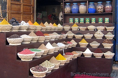 Šarm el Šeihas vecpilsētas austrumu tirgū var iegādāties ne tikai tradicionālos suvenīrus, bet arī dažādas garšvielas un karkade tēju Šarm el Šeihas vecpilsētas austrumu tirgū var iegādāties ne tikai tradicionālos suvenīrus, bet arī dažādas garšvielas un karkade tēju 29474