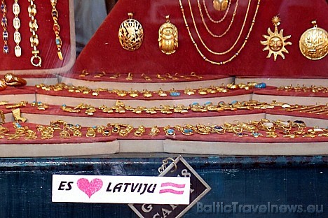 Vairākās tirdzniecības vietās ir sastopama arī latviešu valoda 29475