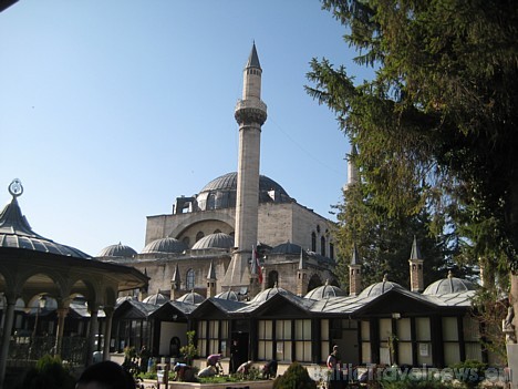 13.gadsimtā Mevlāna nodibināja Mevlevī dervišu brālību, kas vairāk pazīstama kā 13.gadsimtā Mevlāna nodibināja Mevlevī dervišu brālību, kas vairāk pazīstama kā