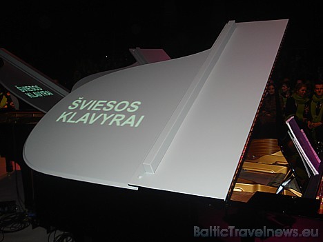Viļņas - Eiropas kultūras galvaspilsētas 2009 atklāšanas pasākuma dalībniekiem bija iespēja redzēt vizuālu mūzikas interpretāciju ar sešu klavieru ska Viļņas - Eiropas kultūras galvaspilsētas 2009 atklāšanas pasākuma dalībniekiem bija iespēja redzēt vizuālu mūzikas interpretāciju ar sešu klavieru ska 29844