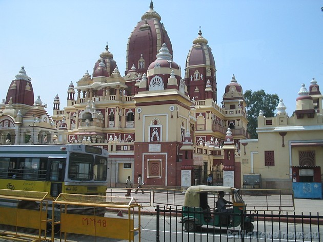 Kāds bagāts tirgotājs par godu indiešu pārticības dievietei 1938. gadā uzcēla šo templi- Lakshmi Narayan Mandir. Šeit joprojām iespējams iepazīties ar 30258