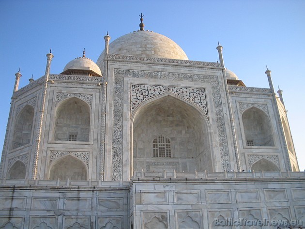 220 km no Deli un nokļūstam Agras pilsētā, kura atrodas viens no 7 Pasaules brīnumiem- Taj Mahal mauzolejs 220 km no Deli un nokļūstam Agras pilsētā, kura atrodas viens no 7 Pasaules brīnumiem- Taj Mahal mauzolejs 30279