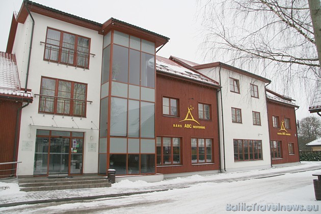 Viesnīcā ir 60 labiekārtoti numuri, visi paredzēti divām personām. Ir speciāli numuri cilvēkiem ar īpašām vajadzībām, kā arī 3 lukss numuri Viesnīcā ir 60 labiekārtoti numuri, visi paredzēti divām personām. Ir speciāli numuri cilvēkiem ar īpašām vajadzībām, kā arī 3 lukss numuri 31317