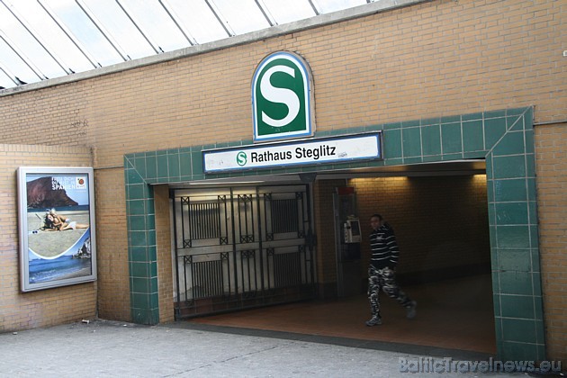Katrā Berlīnes S-bahn kartē var atrast staciju Rathaus Steglitz, kur arī sākas iepirkšanās iela Schloßstraße Katrā Berlīnes S-bahn kartē var atrast staciju Rathaus Steglitz, kur arī sākas iepirkšanās iela Schloßstraße 31665