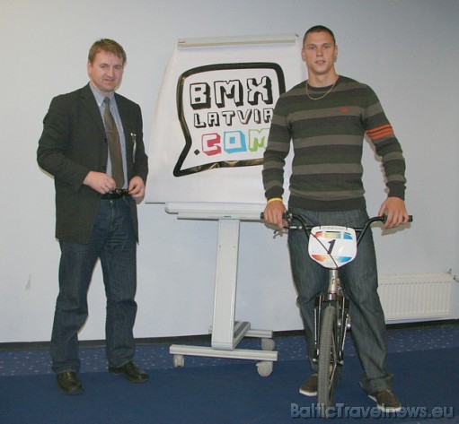 Baltictravelnews.com direktors Aivars Mackevičs un Olimpiskais čempions Māris Štrombergs, bet internetā www.BMXlatvia.com Baltictravelnews.com direktors Aivars Mackevičs un Olimpiskais čempions Māris Štrombergs, bet internetā www.BMXlatvia.com 31744