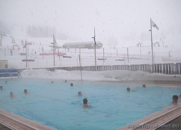 Relaksēties var arī āra baseinā, kur temperatūra gan nav īpaši augsta (+29), taču peldēties var... Relaksēties var arī āra baseinā, kur temperatūra gan nav īpaši augsta (+29), taču peldēties var... 32100