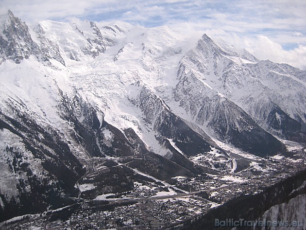 No Francijas Alpu kūrorta Šamonī (Chamonix) ar pacēlāju var uzbraukt Aiguille du Midi (3842 m) virsotnē, no kurienes paveras skaists skats uz Alpu aug No Francijas Alpu kūrorta Šamonī (Chamonix) ar pacēlāju var uzbraukt Aiguille du Midi (3842 m) virsotnē, no kurienes paveras skaists skats uz Alpu aug 32173
