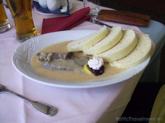 Tradicionālo ēdienu vidū iecienīti ir knedlíky jeb knēdeļi, ko pagatavo no kartupeļiem vai maizes un balto kāpostu sautējums Tradicionālo ēdienu vidū iecienīti ir knedlíky jeb knēdeļi, ko pagatavo no kartupeļiem vai maizes un balto kāpostu sautējums 32454