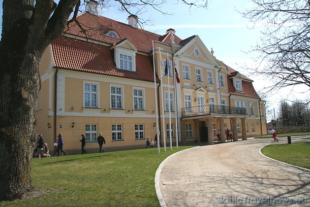 Mālpils muižā sacensību dalībniekiem bija iespēja apskatīt jauno mākslinieku apgleznotās vecās koka detaļas Mālpils muižā sacensību dalībniekiem bija iespēja apskatīt jauno mākslinieku apgleznotās vecās koka detaļas 32672