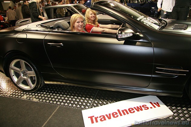 Travelnews.lv meitenes izklaidējās auto izstādē 33030