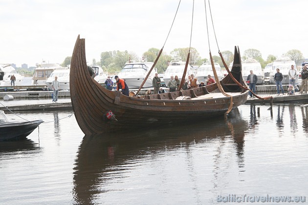 2009.gada 9.maijā, Daugavas ūdeņos pirmo reizi tika nolaista divus gadus latviešu amatnieku darinātais autentiskais kuģa prototips senajam Vikingu kuģ 2009.gada 9.maijā, Daugavas ūdeņos pirmo reizi tika nolaista divus gadus latviešu amatnieku darinātais autentiskais kuģa prototips senajam Vikingu kuģ 33040