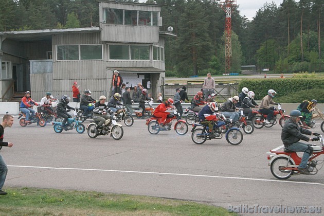 Starts ir dots un visi mopēdisti dodas trasē 33248