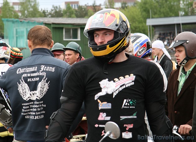 Pasaules ātrākais bobslejists Jānis Minins dodas trasē ar mopēdu 33268
