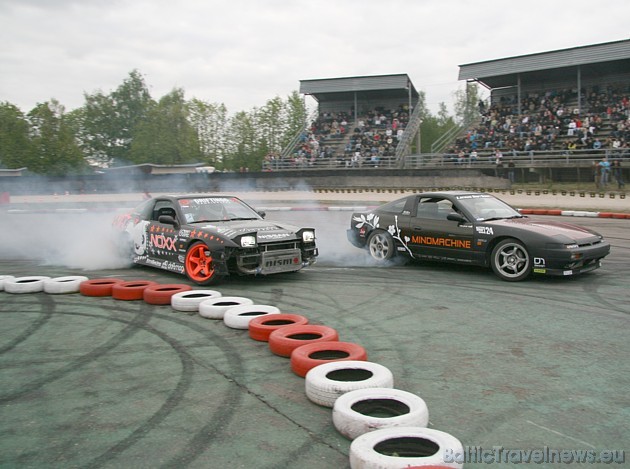 16.05.2009 tika atklāts Latvijas drifta čempionāts Sabi Biķerniekos. Trasē cīnās no kreisās Kestutis Petronis ar Nissan 200 SX un Edijs Ļaksa arī ar N 16.05.2009 tika atklāts Latvijas drifta čempionāts Sabi Biķerniekos. Trasē cīnās no kreisās Kestutis Petronis ar Nissan 200 SX un Edijs Ļaksa arī ar N 33300