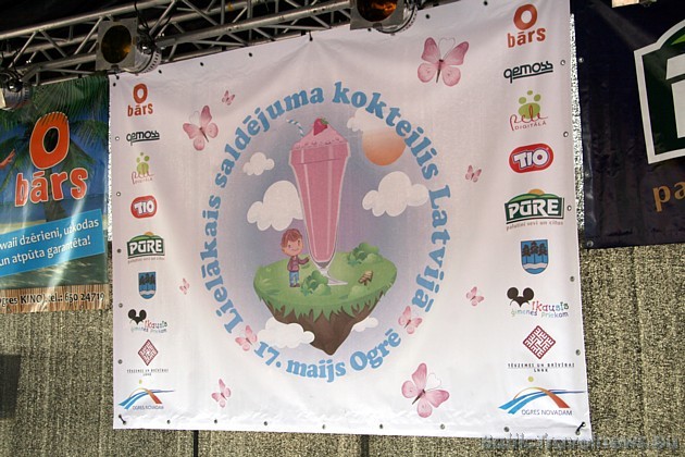 Latvijas lielākais saldējuma kokteilis tika pagatavots Ogrē. To bija iespējams arī izbaudīt 17.05.2009 ģimenes svētku ietvaros Latvijas lielākais saldējuma kokteilis tika pagatavots Ogrē. To bija iespējams arī izbaudīt 17.05.2009 ģimenes svētku ietvaros 33340