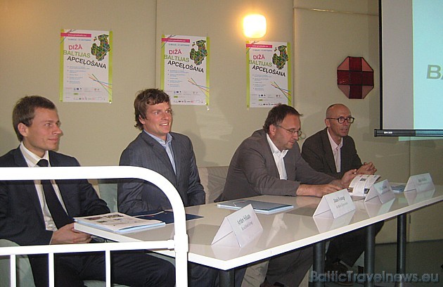 Preses konferencē piedalās (no kreisās): Artūrs Stikuts (Reval Hotel), Jānis Vanags (airBaltic), Uldis Vītoliņš (TAVA) un Aldis Kušķis (EP deputāts, E Preses konferencē piedalās (no kreisās): Artūrs Stikuts (Reval Hotel), Jānis Vanags (airBaltic), Uldis Vītoliņš (TAVA) un Aldis Kušķis (EP deputāts, E 33393