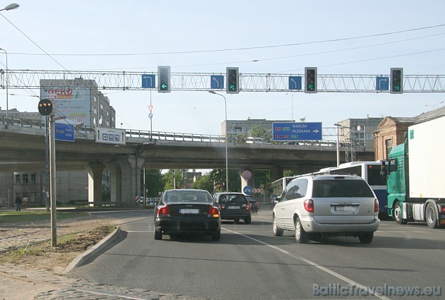 Pēc Travelnews.lv novērojumiem - gandrīz katra desmitā automašīnas vadītājs apjūk vai ļoti samazina braukšanas ātrumu, jo nav īsti sapratis ceļa zīmju Pēc Travelnews.lv novērojumiem - gandrīz katra desmitā automašīnas vadītājs apjūk vai ļoti samazina braukšanas ātrumu, jo nav īsti sapratis ceļa zīmju 33610