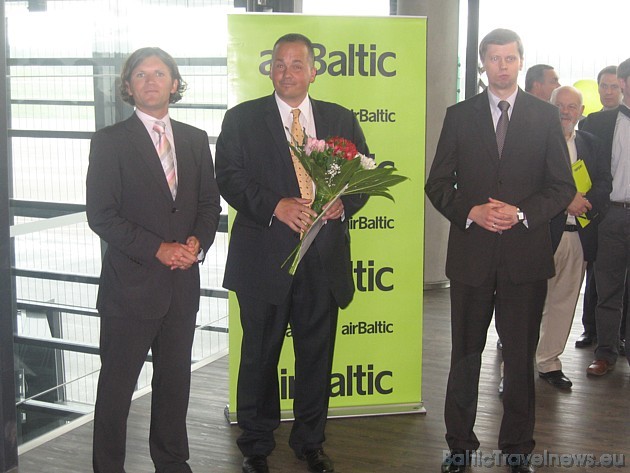 Pirmā Rīga-Kauņa reisa pasažierus Kauņas lidostā sagaida Arijandas Sliupas (Kauņas lidostas direktors), airBaltic Lietuvā un Andrius Kupčinskas (Kauņa Pirmā Rīga-Kauņa reisa pasažierus Kauņas lidostā sagaida Arijandas Sliupas (Kauņas lidostas direktors), airBaltic Lietuvā un Andrius Kupčinskas (Kauņa 33932