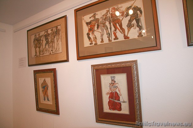 No 17.06.-12.09. galerijā būs skatāmas teātra kostīmu skices no galerjas kolekcijas
(mākslinieki: V.Hodaseviča, V.Basovs, F.Fedorovskis, R.Ha No 17.06.-12.09. galerijā būs skatāmas teātra kostīmu skices no galerjas kolekcijas
(mākslinieki: V.Hodaseviča, V.Basovs, F.Fedorovskis, R.Ha 34240