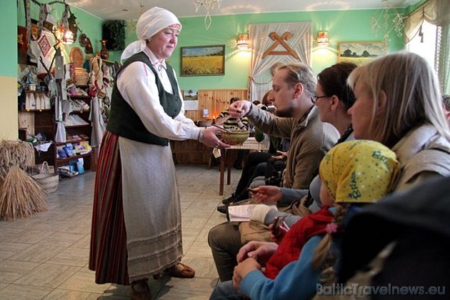 Saimniece liek apmeklētājus ieklausīties sakāmvārdos, ticējumos, pasakās un citās gudrībās, kas saistās labības audzēšanu, maizes cepšanu un ēšanu Saimniece liek apmeklētājus ieklausīties sakāmvārdos, ticējumos, pasakās un citās gudrībās, kas saistās labības audzēšanu, maizes cepšanu un ēšanu 34254