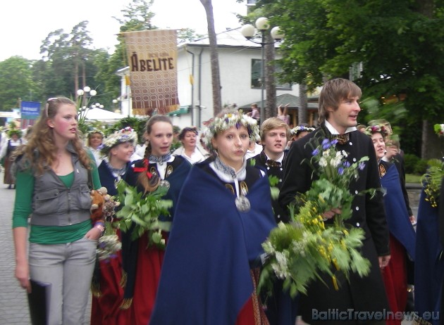 Gājienā piedalījās Jūrmalas tautas mākslas deju kolektīvi Vēlreiz, Tapa, Zālīte un Ābelīte, kori - Jūrmala, Vaivari, Lira, Spārnos un Dziesmu vara Gājienā piedalījās Jūrmalas tautas mākslas deju kolektīvi Vēlreiz, Tapa, Zālīte un Ābelīte, kori - Jūrmala, Vaivari, Lira, Spārnos un Dziesmu vara 34438