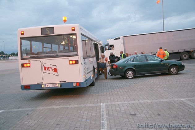 Pasažierus, kuri ceļo bez savas automašīnas, no centrālās birojas ēkas līdz prāmim nogādā speciāls autobuss Pasažierus, kuri ceļo bez savas automašīnas, no centrālās birojas ēkas līdz prāmim nogādā speciāls autobuss 35055