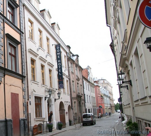 Luksus klases viesnīca Dome Hotel atrodas Vecrīgā, Miesnieku ielā 4. Senākie vēsturiskie dati liecina, ka pašreizējās ēkas vietā apbūve atradusies jau Luksus klases viesnīca Dome Hotel atrodas Vecrīgā, Miesnieku ielā 4. Senākie vēsturiskie dati liecina, ka pašreizējās ēkas vietā apbūve atradusies jau 35109