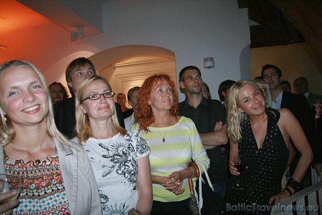 Viesnīcas viesi uzzin, ka gadsimtu gaitā ēka pārdzīvojusi vairākas pārbūves - baroks, rokoko, klasicisms, nedaudz jūgendstila un art deko - ēkas daudz Viesnīcas viesi uzzin, ka gadsimtu gaitā ēka pārdzīvojusi vairākas pārbūves - baroks, rokoko, klasicisms, nedaudz jūgendstila un art deko - ēkas daudz 35114