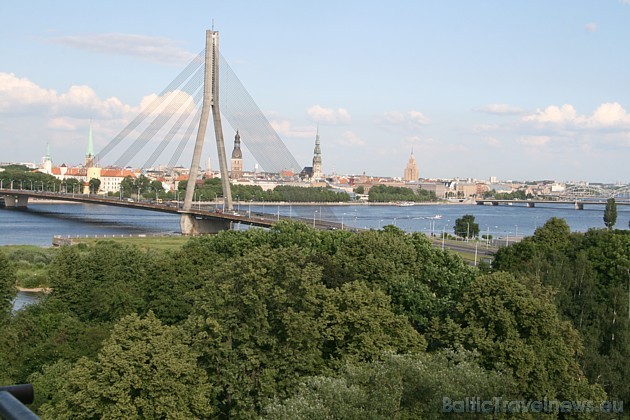 Skats uz Vanšu tiltu un Vecrīgu no terases 35280