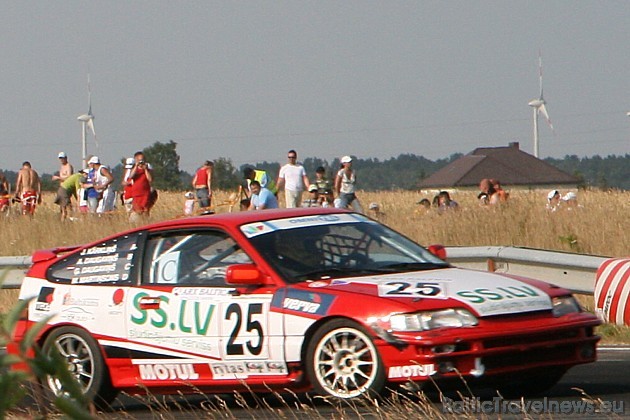 Viena no latviešu ekipāžām Honda CRX (PAPA`S RACING TEAM), kura kopvērtējumā ierindojās 29.vietā, veicot 281 apli un savā klasē A1600 ieņemot 4.vietu 35355