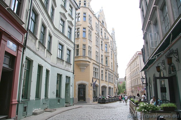 Uz Jaunielas ir pieejami vairāki restorāni un naktsmītnes, bet jaunākais ir restorāns Neiburgs, kas ir atklājies 13.07.2009 Uz Jaunielas ir pieejami vairāki restorāni un naktsmītnes, bet jaunākais ir restorāns Neiburgs, kas ir atklājies 13.07.2009 35380