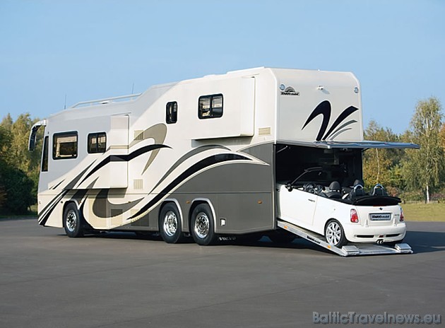 Autobuss var lepoties ar savu auto garāžu, kurā ir pietiekoši daudz vietas arī priekš Mini. Foto: www.vario-mobil.com Autobuss var lepoties ar savu auto garāžu, kurā ir pietiekoši daudz vietas arī priekš Mini. Foto: www.vario-mobil.com 35599