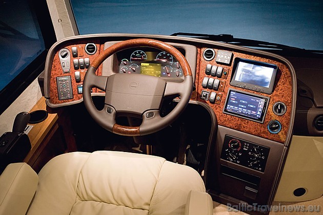 Autobuss ir apgādāts ar 420 zirgspēkus stipru motoru. Foto: www.vario-mobil.com 35600