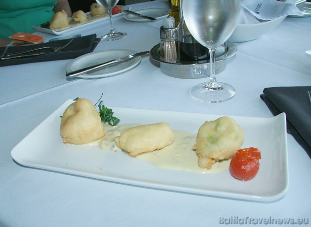 Sezonas dārzeņu tempura ar zilā siera mērci, kas tiek ieteikts ar Jaunzēlandes Villa Maria Riesling vīnu Sezonas dārzeņu tempura ar zilā siera mērci, kas tiek ieteikts ar Jaunzēlandes Villa Maria Riesling vīnu 35752