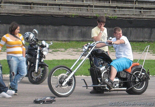 Motocikli un mazās automašīnas, kuras tiek vadītas ar pults palīdzību 35819
