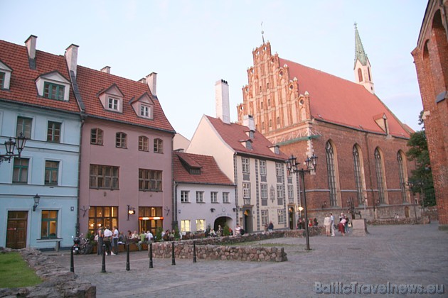 Restorāns Domini Canes atrodas blakus Pēterbaznīcai uz Skārņu ielā 18/20 un tas vasaras mēnešos ir populārs tūristu vidū Restorāns Domini Canes atrodas blakus Pēterbaznīcai uz Skārņu ielā 18/20 un tas vasaras mēnešos ir populārs tūristu vidū 35923