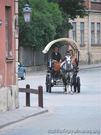 Pēkšņi žurnālistus pārsteidza pakavu klaboņa no zirgu taksīša Kuldīgas vecpilsētā! Japāņi teica, ka nekur citur Latvijā tos neesot redzējuši Pēkšņi žurnālistus pārsteidza pakavu klaboņa no zirgu taksīša Kuldīgas vecpilsētā! Japāņi teica, ka nekur citur Latvijā tos neesot redzējuši 36033