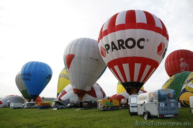 Skatītājus sagaidīja īpaši pārsteigumi – balonu nakts spīdēšana, degļu šovs, figūrbalona lidojumi, pacelšanās un nolaišanās ar balonu atsaitē un citi Skatītājus sagaidīja īpaši pārsteigumi – balonu nakts spīdēšana, degļu šovs, figūrbalona lidojumi, pacelšanās un nolaišanās ar balonu atsaitē un citi 36045