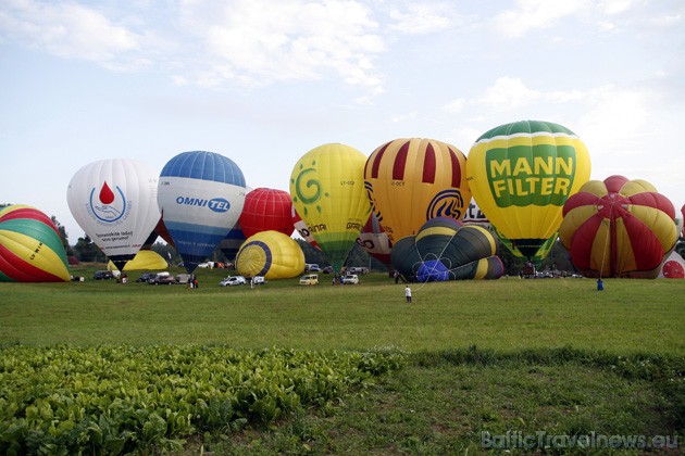 Ikgadējais festivāls `LMT kauss 2009` pilotiem ir arī lieliska iespēja, lai dalītos pieredzē ar saviem ārzemju kolēģiem un patīkama atkalredzēšanās Ikgadējais festivāls `LMT kauss 2009` pilotiem ir arī lieliska iespēja, lai dalītos pieredzē ar saviem ārzemju kolēģiem un patīkama atkalredzēšanās 36048