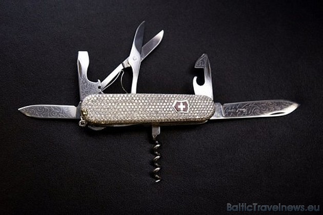 Tikai 120 eksemplāri ir pieejami ar 800 dimantiem, kuru cena sasniedz 129 000 Šveices franki. Foto: Victorinox.ch Tikai 120 eksemplāri ir pieejami ar 800 dimantiem, kuru cena sasniedz 129 000 Šveices franki. Foto: Victorinox.ch 36062