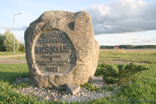 1988.gada oktobrī Daugavas krastā iepretim Ikšķiles vecās baznīcas drupām Latvijas Kultūras fonda Ikšķiles kopa atklāja akmeņkaļa Jāņa Rasiņa veidoto 1988.gada oktobrī Daugavas krastā iepretim Ikšķiles vecās baznīcas drupām Latvijas Kultūras fonda Ikšķiles kopa atklāja akmeņkaļa Jāņa Rasiņa veidoto 36118