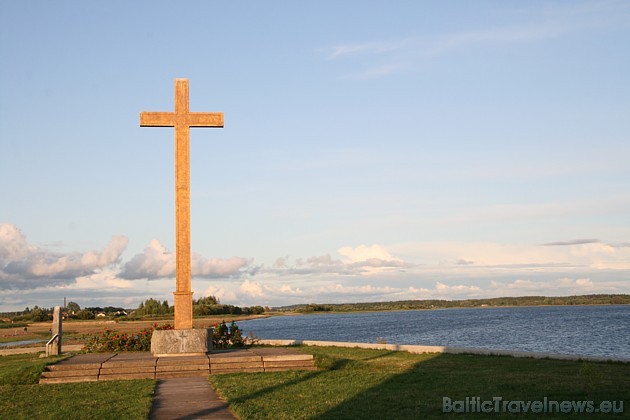 Ja kādam ceļojums uz Aglonu ir par tālu, tad var doties uz Svētā Meinarda salu Ikšķilē, kuru tagad var apmeklēt kājām, jo ir pazemināts Daugavas upes Ja kādam ceļojums uz Aglonu ir par tālu, tad var doties uz Svētā Meinarda salu Ikšķilē, kuru tagad var apmeklēt kājām, jo ir pazemināts Daugavas upes 36124