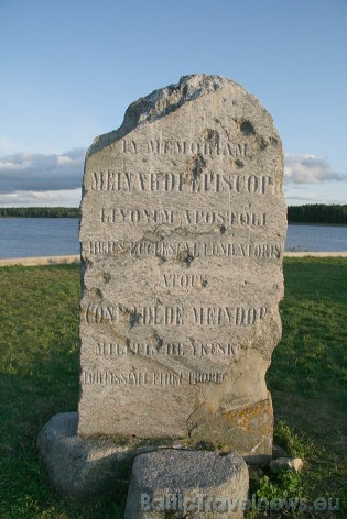 1864.gadā tika uzstādīts piemiņas akmens Livonijas apustuļa šīs baznīcas dibinātāja bīskapa Meinarda un drošsirdīgā ticības sludinātāja Ikšķiles karot 1864.gadā tika uzstādīts piemiņas akmens Livonijas apustuļa šīs baznīcas dibinātāja bīskapa Meinarda un drošsirdīgā ticības sludinātāja Ikšķiles karot 36126
