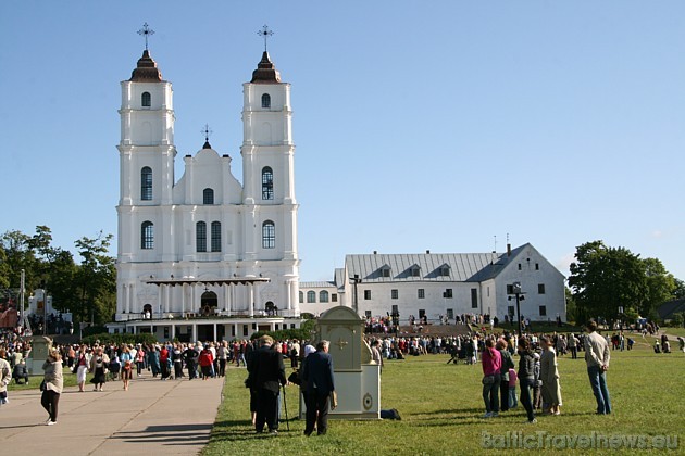 Starptautiskas nozīmes svētvietā Aglonā ietilpst bazilikas sakrālās ēkas, svētavots, klosteris, sakrālais laukums un Aglonas kapsēta. Aglonas Bazilika Starptautiskas nozīmes svētvietā Aglonā ietilpst bazilikas sakrālās ēkas, svētavots, klosteris, sakrālais laukums un Aglonas kapsēta. Aglonas Bazilika 36147