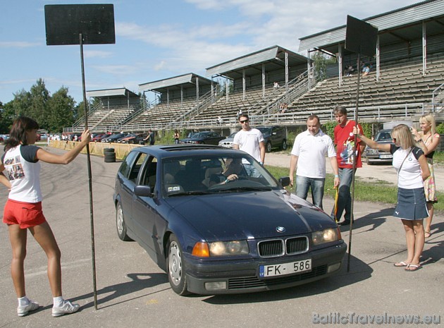 BMW automašīnas autovadītājs nosaka attālumu starp spoguļiem un tad cenšas paša nostādītajos vārtos iebraukt BMW automašīnas autovadītājs nosaka attālumu starp spoguļiem un tad cenšas paša nostādītajos vārtos iebraukt 36151