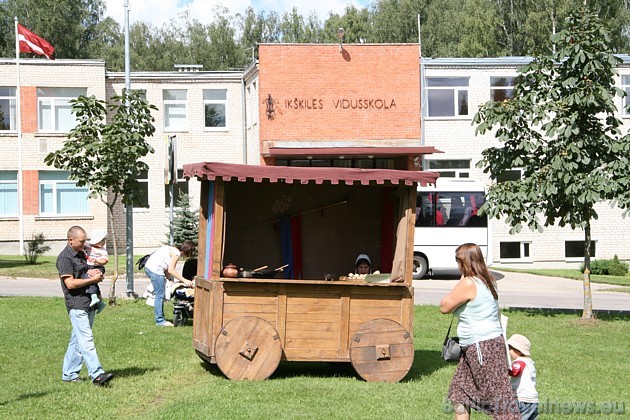Ikšķilieši varēja baudīt un skatīt dažādus priekšnesumus, kas liecināja par senlatviešu tradīcijām Ikšķilieši varēja baudīt un skatīt dažādus priekšnesumus, kas liecināja par senlatviešu tradīcijām 36176
